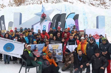 Palandöken Kayak Merkezi’nde Türkiye Buz Tırmanışı Şampiyonası gerçekleştirildi 
