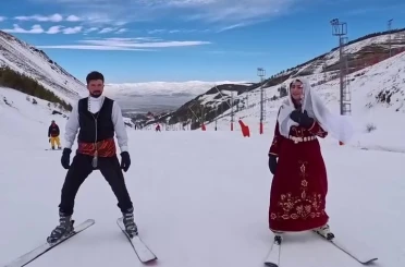 Palandöken’de renkli görüntüler: Pistler geceleri rengarenk oldu, Dadaş kıyafetiyle zirveden kaydılar 