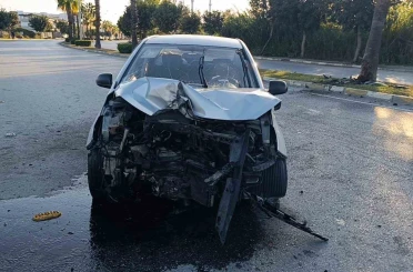 Palmiyeye çarpan otomobil hurdaya döndü: 1 yaralı