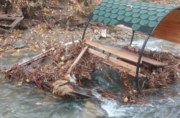Palu’da Teke Deresi taştı: banklar sürüklendi 