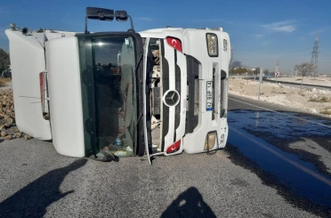 Pancar yüklü tır devrildi: 1 yaralı