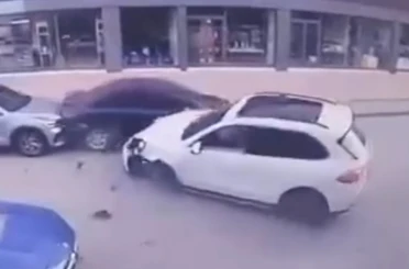 Panelvan ile çarpışan Porsche’nin tekeri koptu 