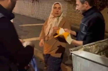 Para dolu çantayı yanlışlıkla çöpe attılar, çöp arabasını arayıp poşeti buldular 