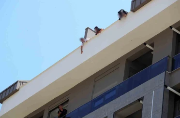 Paralarını alamadığını iddia eden işçiler inşaatın çatısına çıktı 
