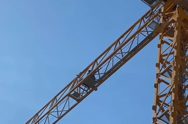 Parasını alamadığını iddia eden işçi kule vince çıktı 