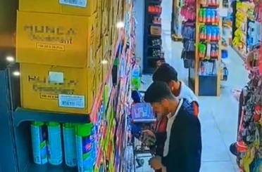 Parfümleri önce kokladılar sonra çaldılar 