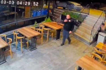 Park ettiği otomobil bir anda geri kaçtı, direğe çarparak durabildi 