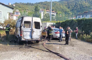 Park halinde alevlere teslim olan panelvan araç yandı 