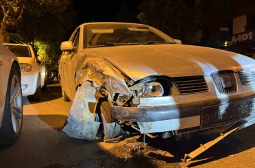Park halindeki 2 araca çarpan otomobil sürücüsü olay yerinden kaçtı 