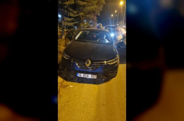 Park halindeki araca çarpan otomobildeki 2 kişi yaralandı 