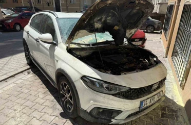 Park halindeki aracı kundakladılar, o anları telefonla kayda aldılar 