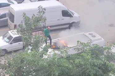 Park halindeki aracın tavanında çıkan yangına vatandaşlar müdahale etti 