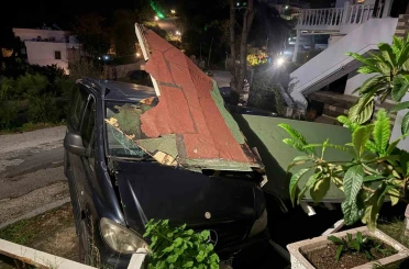 Park halindeki araçların üzerine yıkıldı 