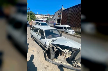 Park halindeki iki araç kaza yaptı: Pat Pat iş yerine düştü 