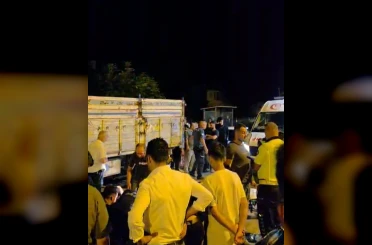 Park halindeki kamyonete çarpan motosiklet sürücüsü hayatını kaybetti 