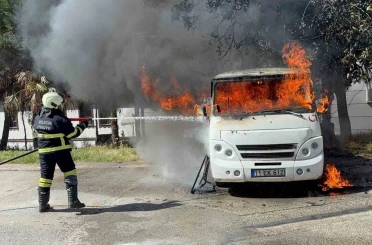 Park halindeki minibüs alev alev yandı 