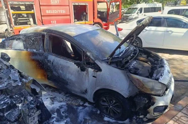 Park halindeki otomobil alev aldı, yangın diğer araca da sıçradı 