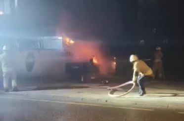 Park halindeki otomobil alev alev yandı 