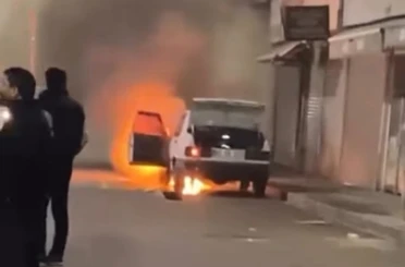 Park halindeki otomobil alev alev yandı 