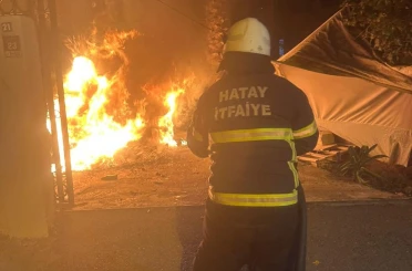 Park halindeki otomobil alevlere teslim oldu 