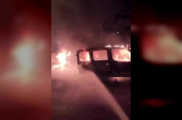 Park halindeki otomobil yandı, alevler önündeki araca sıçradı 
