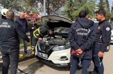 Park halindeki otomobilden yükselen duman korkuttu 