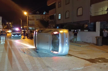 Park halindeki otomobile çarpıp yan yattı, sürücüsü olay yerinden kaçtı 