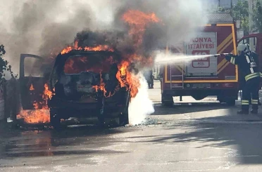 Park halindeki ticari taksi alev topuna dönerek yandı 