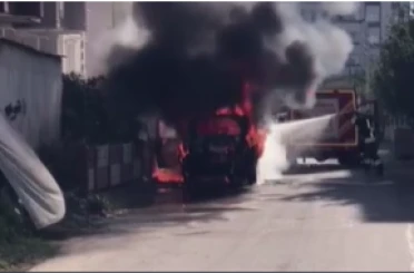 Park halindeki ticari taksi alev topuna dönerek yandı