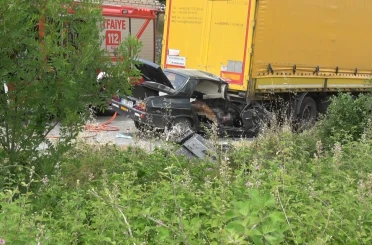 Park halindeki tıra çarpan otomobilde 2 kişi hayatını kaybetti 