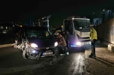 Park halindeki tıra çarpan sürücü, ağır hasar alan aracını bırakıp kaçtı 