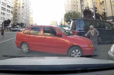 Park yeri savaşını bastonlu yaşlı kadın kazandı 