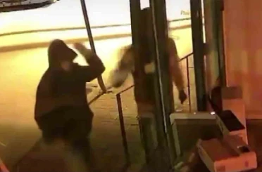 Parke taşıyla camları kırıp hırsızlık yaptılar: O anlar kamerada 