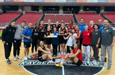 Parkede sürpriz doğum günü kutlaması