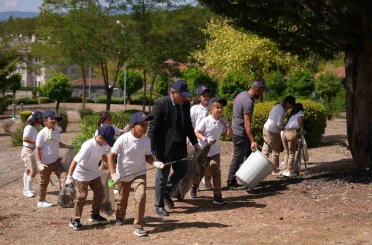 Parkı temizleyen görevlilere öğrenciler destek oldu 