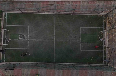 Parktaki halı sahayı, tarlaya çevirdiler 