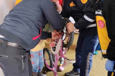 Parmağı bisiklet zincirine sıkışan çocuğu itfaiye kurtardı 