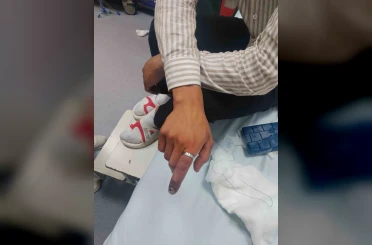 Parmağında sıkışan yüzük itfaiye ekiplerince kesildi 