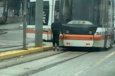Patenli çocuk tramvayın arkasına tutunarak canını hiçe saydı 