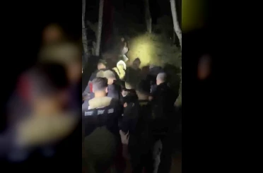 Patikadan yamaca düşerek mahsur kalan bir kişi, itfaiye tarafından kurtarıldı 