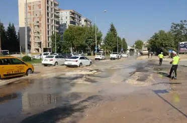 Patlayan ana su hattı yolu kullanılamaz hale getirdi
