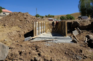 Patnos Gündüz Köyü’nde menfez yapım çalışmaları sürüyor 