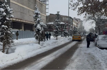 Patnos’ta kar yağışı yeniden etkisini gösterdi 