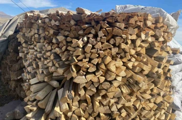 Patnos’ta kış yaklaşırken odun istifleme çalışmaları hız kazandı