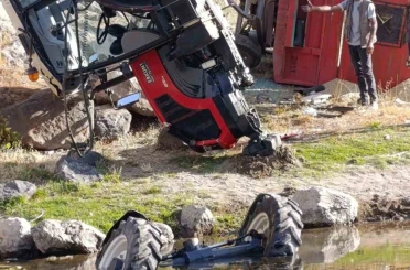 Patnos’ta traktör dereye yuvarlandı 