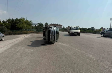 Payas’ta çarpışmayla yan yatan otomobilin sürücüsü yaralandı 