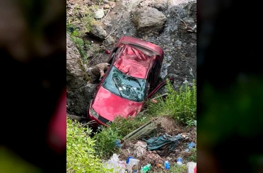 Payas’ta uçurumdan yuvarlanan otomobilin sürücüsü yuvarlandı 