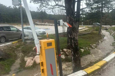 Pelitözü Gölpark girişindeki turnikelere kamyon çarptı 