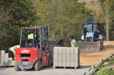 Pelitözü’nde cadde ve sokaklar kilit parke çalışmalarıyla güzelleşiyor 