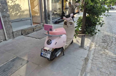 Pembe motosikletin arkasına yapıştırılan ilginç yazı dikkat çekti 